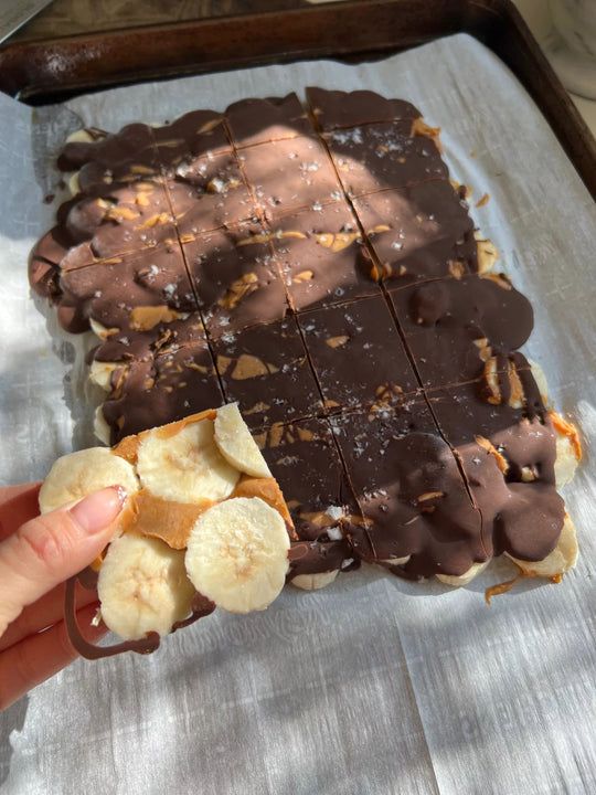 Cuadraditos saludables de banana, crema de maní & choco amargo